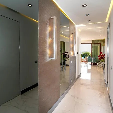 Luxury Beachfront Pool And Parking Apartment *