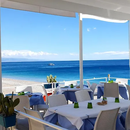 Luxury Beachfront Pool And Parking Apartment *