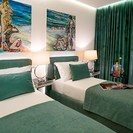 Luxury Beachfront Pool And Parking Apartment *