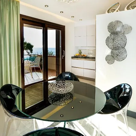 Luxury Beachfront Pool And Parking Apartment Taormina