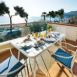 Luxury Beachfront Pool And Parking Apartman Taormina