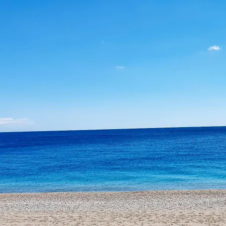 Luxury Beachfront Pool And Parking Appartement
